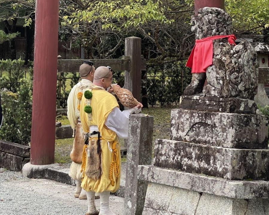 ㉘金峯山寺 修験道の朝座勤行への参加と法螺貝体験 - 奈良体験.com